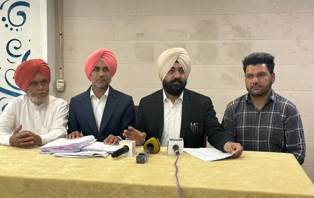 Advocate Gopal Singh Nahel talking to press and explaining the details of fraud.