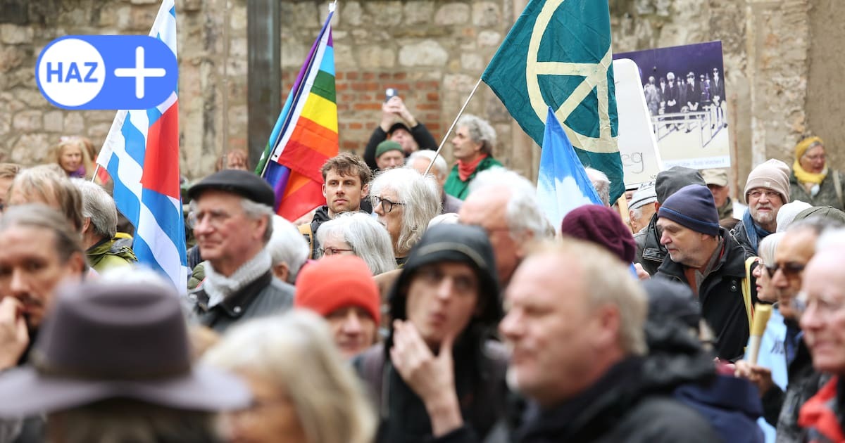 Symbolträchtig: Der Ostermarsch begann in der kriegszerstörten Aegidienkirche.