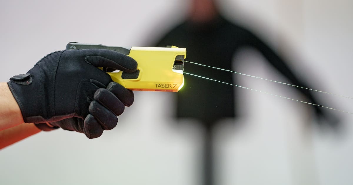 Beamte der Landespolizei in Schleswig-Holstein demonstrieren den Einsatz eines Tasers.
