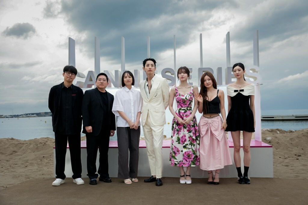 The cast of 'S Line' and director Jooyoung Ahn (third left)