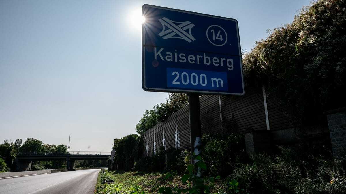 Stau nach Auffahrunfall am Kreuz Kaiserberg mit Verletzten