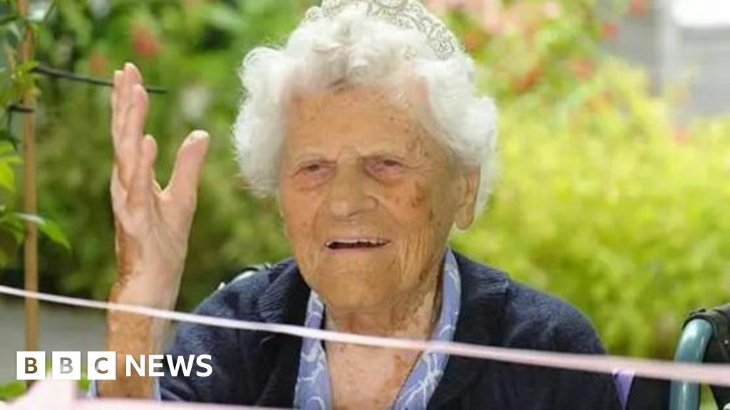 Close up shot of Ethel Catherham wearing a tiara with 115 written on it.