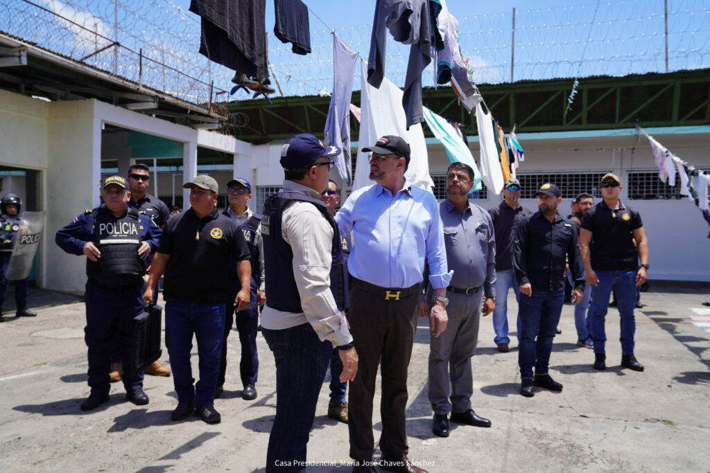 Chaves dice que construcción de cárcel que imita modelo salvadoreño es “de urgencia”