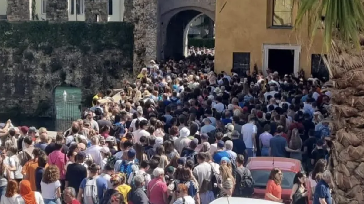 Während des Maifeiertags-Wochenendes strömten etwa 75'000 Touristen in das mittelalterliche Städtchen, das nur etwa 8000 Einwohner zählt.