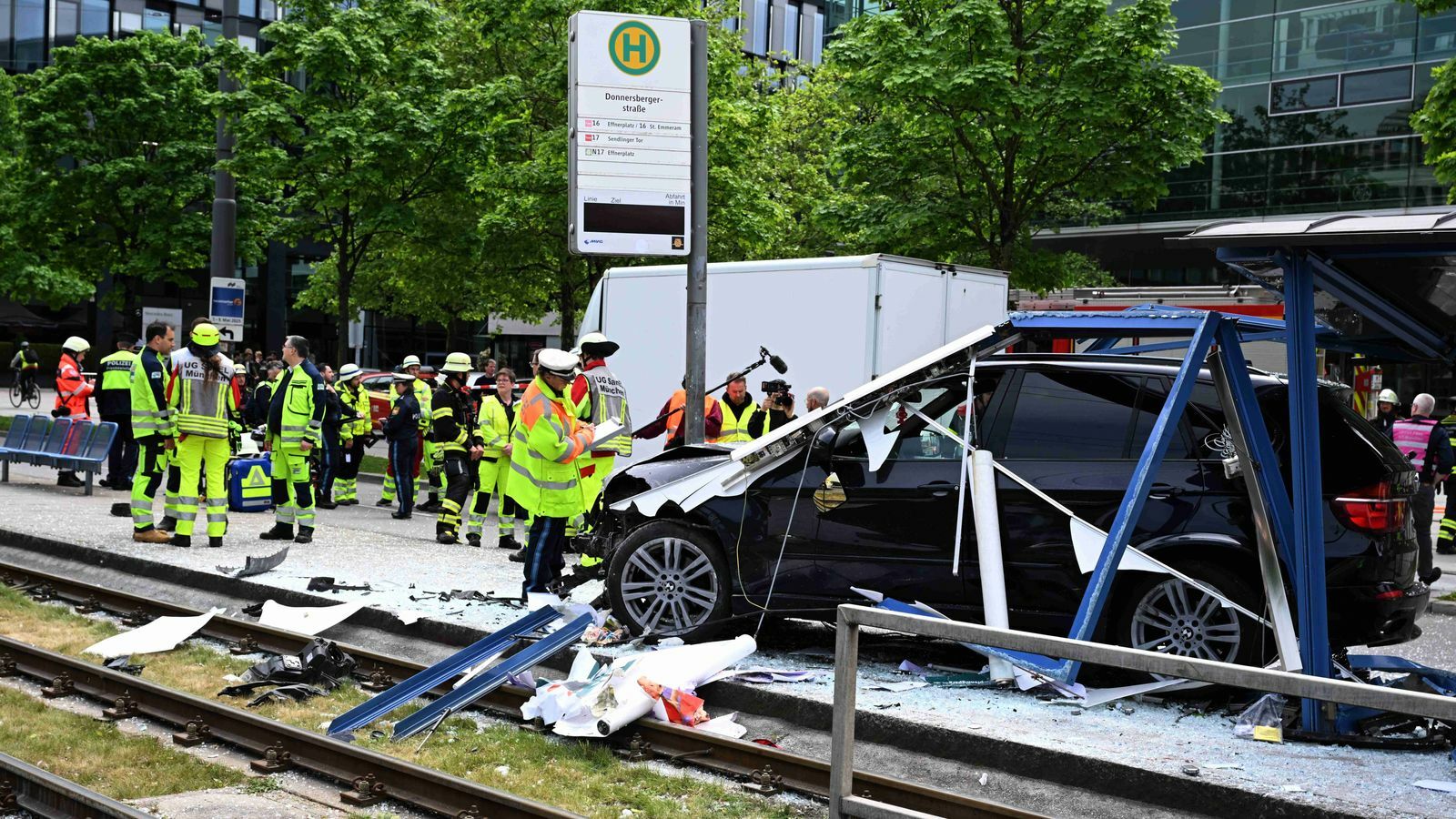 München: Auto fährt in Haltestelle – mehrere Verletzte
