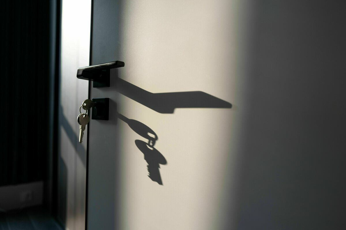 Eine Tür mit Schüssel Eine Tür mit Schüssel