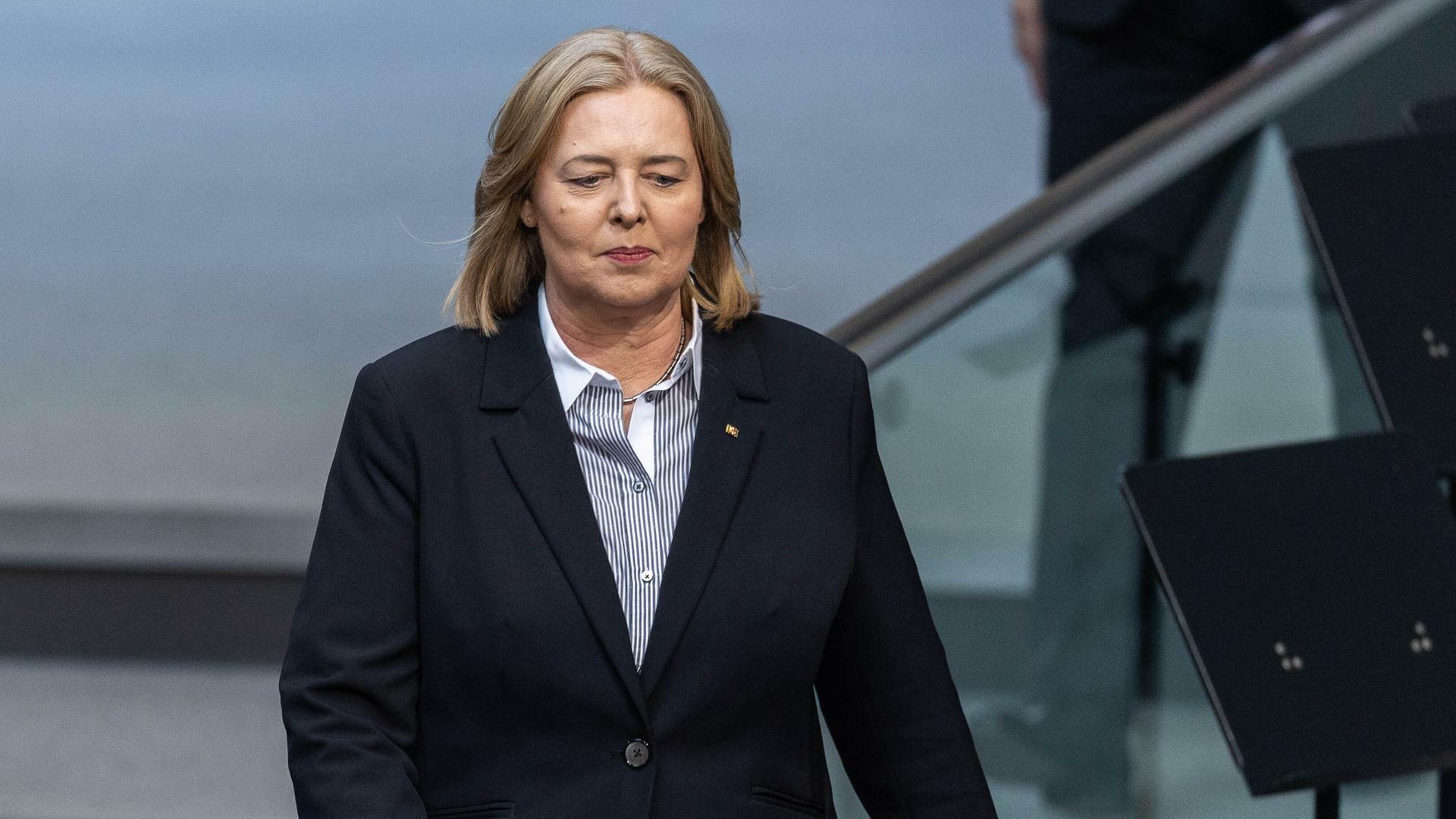 Bärbel Bas geht im Parlament zügigen Schrittes nach vorne