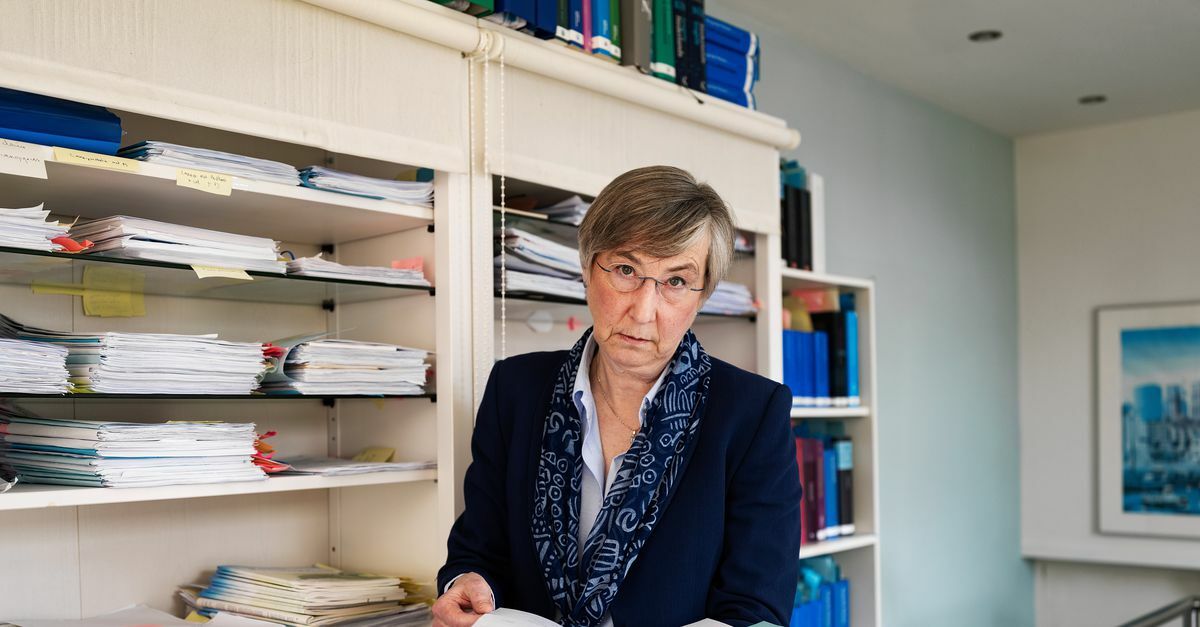 Pensioenadvocaat Florence Schoonderwoerd procedeert al sinds eind 2018 tegen het pensioenfonds waarvan zij zelf ook deelnemer is. Ze is inmiddels 68 jaar, woont in Gouda en heeft een werkkamer vol ordners en documenten met post-its. Foto Mona van den Berg  