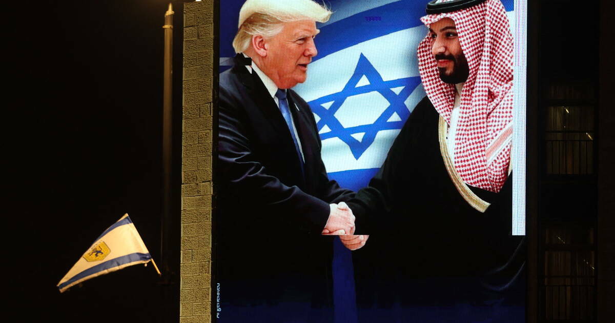Un panneau commercial représentant Donald Trump et le prince héritier saoudien, Mohammed ben Salmane, avec le slogan : «History Won't Wait» (pour la normalisation des relations avec l'Arabie saoudite), affiché le 12 mai 2025 sur la façade d'un hôtel à Jérusalem.
