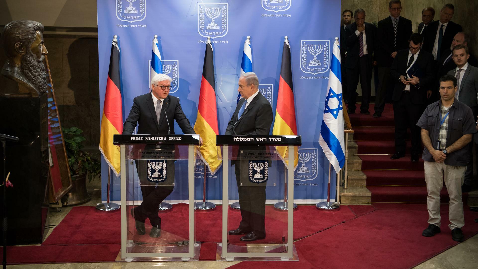 Bundespräsident Frank-Walter Steinmeier (l) und der israelische Ministerpräsident Benjamin Netanjahu am 07.05.2017 bei einem Pressestatement