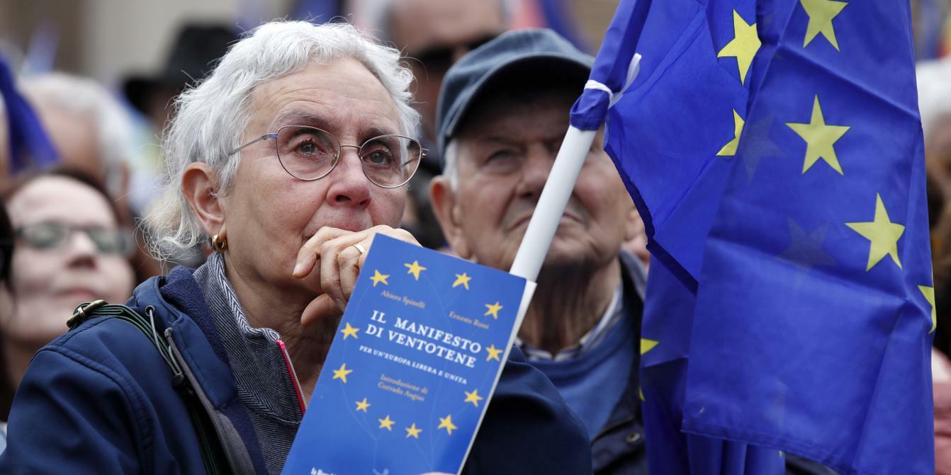 People with European flags and someone carrying Il Manifesto di Ventotene. | Massimo Di Vita/Mondadori Portfolio/Sipa USA People with European flags and someone carrying Il Manifesto di Ventotene. | Massimo Di Vita/Mondadori Portfolio/Sipa USA