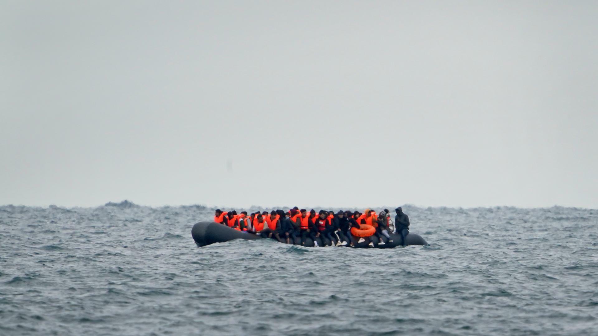 Ein Schlauchboot mit Flüchtlingen im Ärmelkanal.