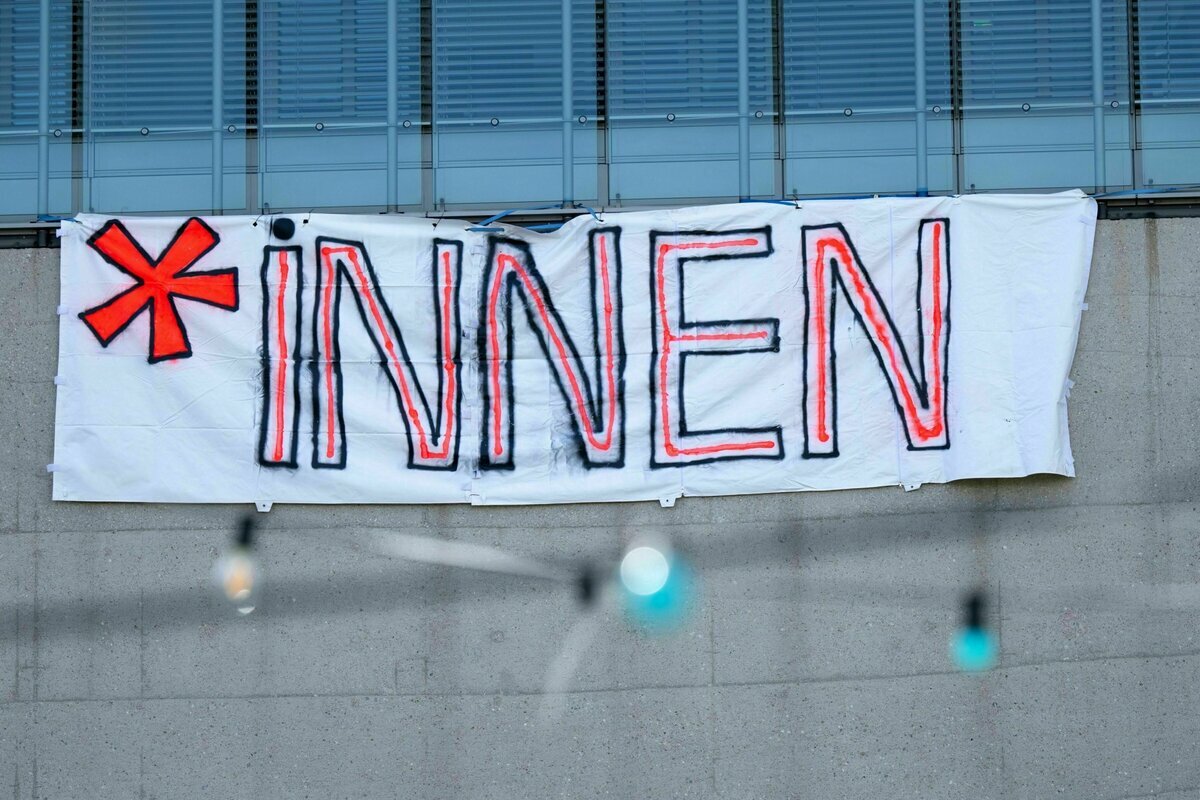 Ein Plakat mit der Aufschrift „*Innen“ ist an der Hochschule für Fernsehen und Film München (HFF) zu sehen Ein Plakat mit der Aufschrift „*Innen“ ist an der Hochschule für Fernsehen und Film München (HFF) zu sehen