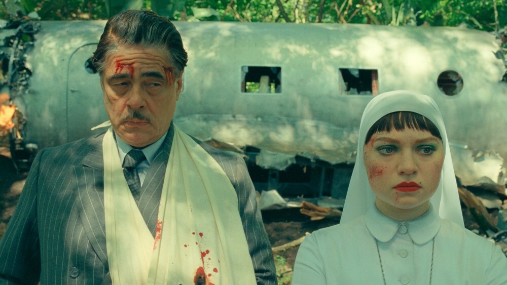 THE PHOENICIAN SCHEME, from left: Benicio Del Toro, Mia Threapleton, 2025. © Focus Features /Courtesy Everett Collection