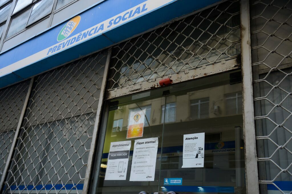 Polícia revela fraude no INSS aproveitando agências fechadas do governo Polícia revela fraude no INSS aproveitando agências fechadas do governo