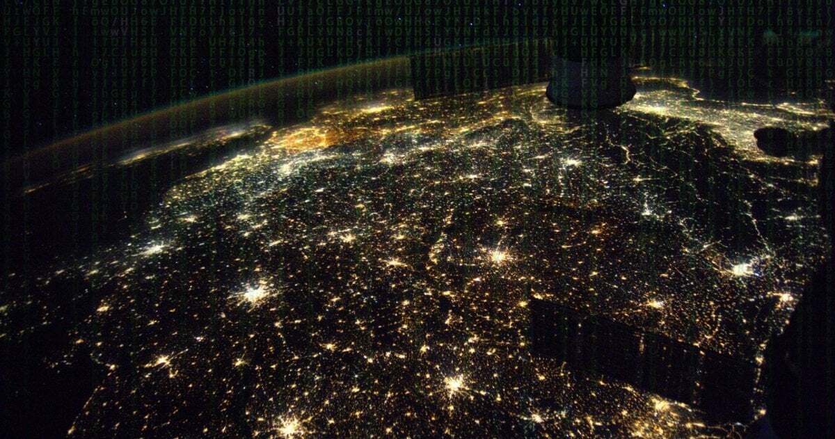 Im Hintergrund ist eine Satellitenaufnahme von Europa zu sehen, vor der in transparenten grün ein Zahlencode wie beim Film Matrix erscheint.