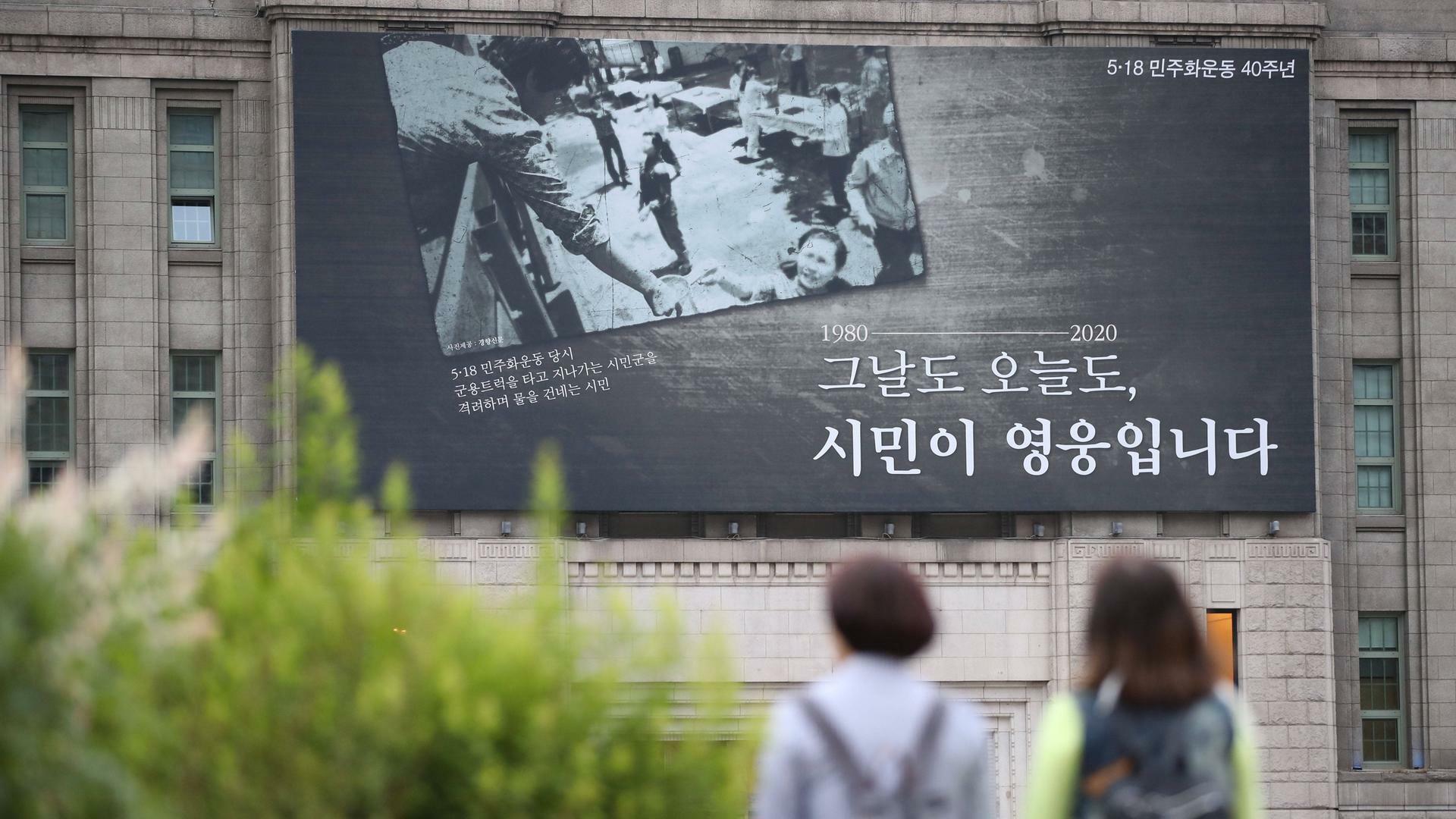 Ein großes Schild mit einem Bild der Demokratisierungsbewegung vom 18. Mai 1980 in Gwangju hängt am Gebäude der Seoul Metropolitan Library im Zentrum von Seoul, um an den Jahrestag des Volksaufstands in der südwestlichen Stadt zu erinnern.