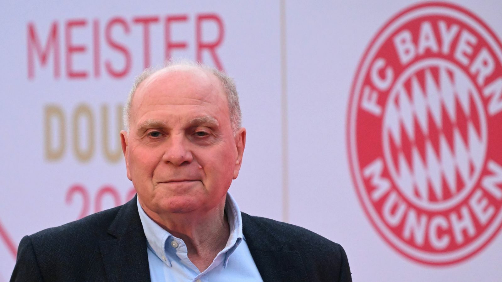 17.05.2025, Bayern, München: Uli Hoeneß, Aufsichtsratsmitglied und Ehrenpräsident, kommt zur internen Meisterfeier des FC Bayern München. 