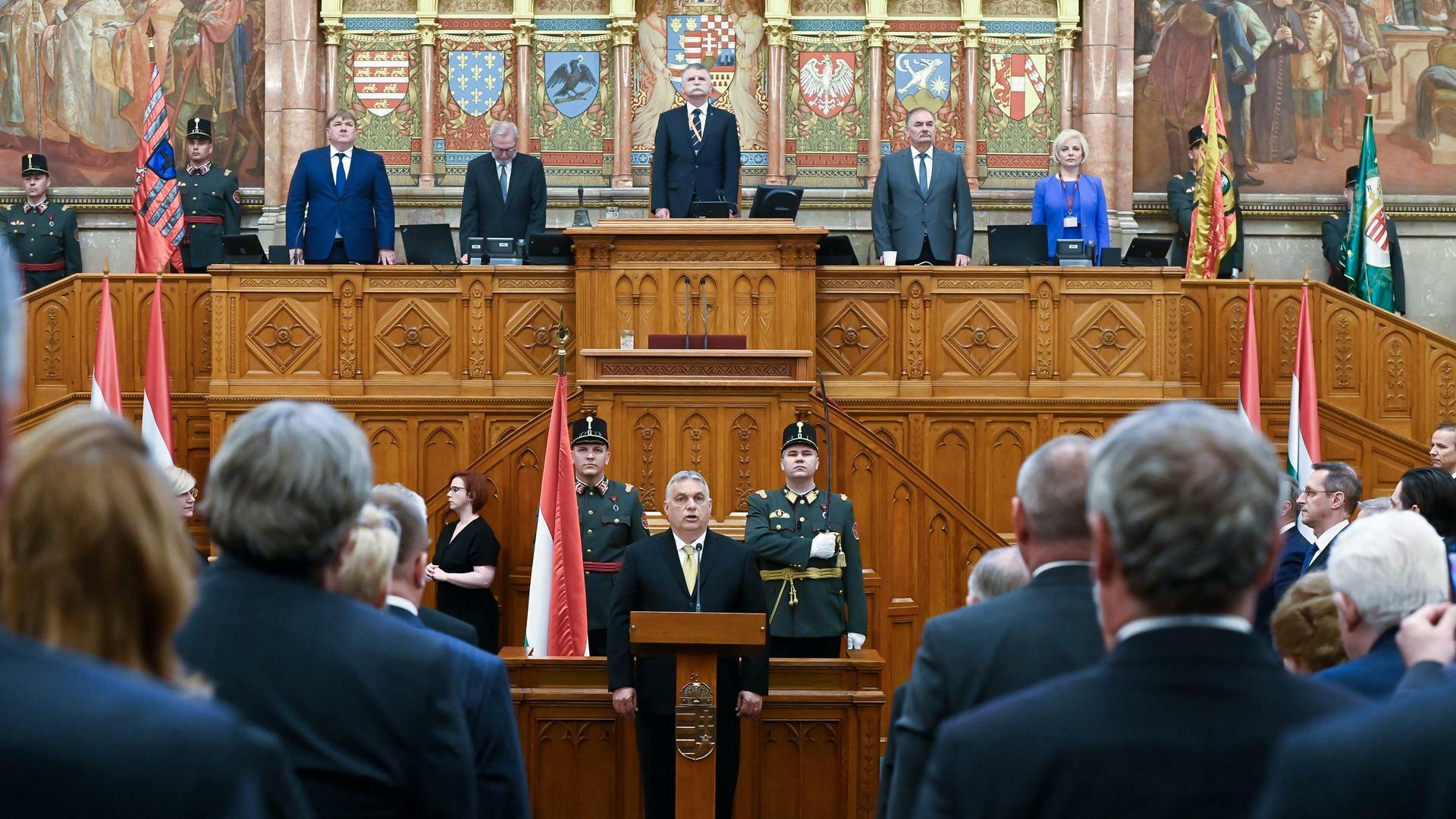 Der Vorsitzende der Fidesz-Partei, Viktor Orban, spricht im Parlament in Budapest. 