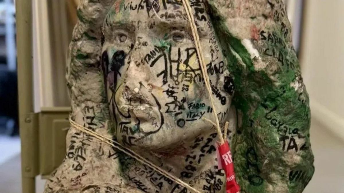 The recovered bust of The Doors' Jim Morrison, stolen from Père Lachaise cemetery. | Copyright Instagram DPJ-PP