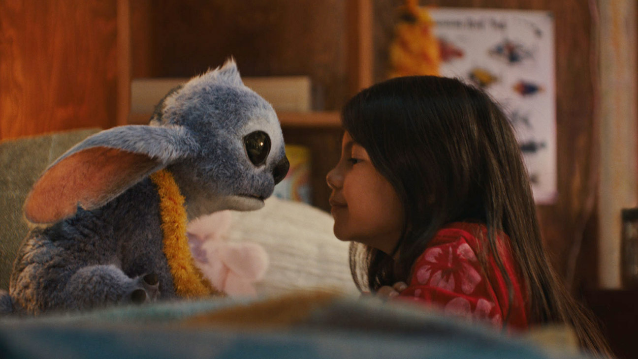 (L-R) Stitch and Maia Kealoha as Lilo in Disney’s live-action Lilo and Stitch