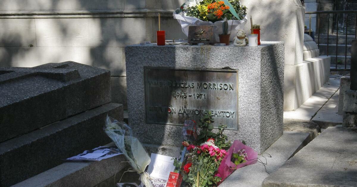 Flores y velas adornan la tumba del legendario vocalista de The Doors, Jim Morrison, en el cementerio Pere Lachaise, el lunes 3 de julio de 2011, en París. (AP Foto/Jacques Brinon, Archivo)