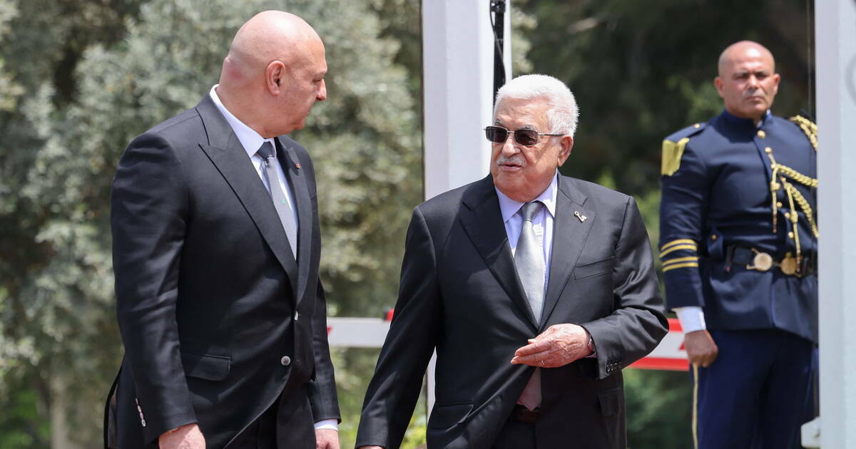 Les présidents du Liban et de l'Autorité palestinienne, Joseph Aoun et Mahmoud Abbas, au palais présidentiel libanais, à Baabda, le 21 mai.