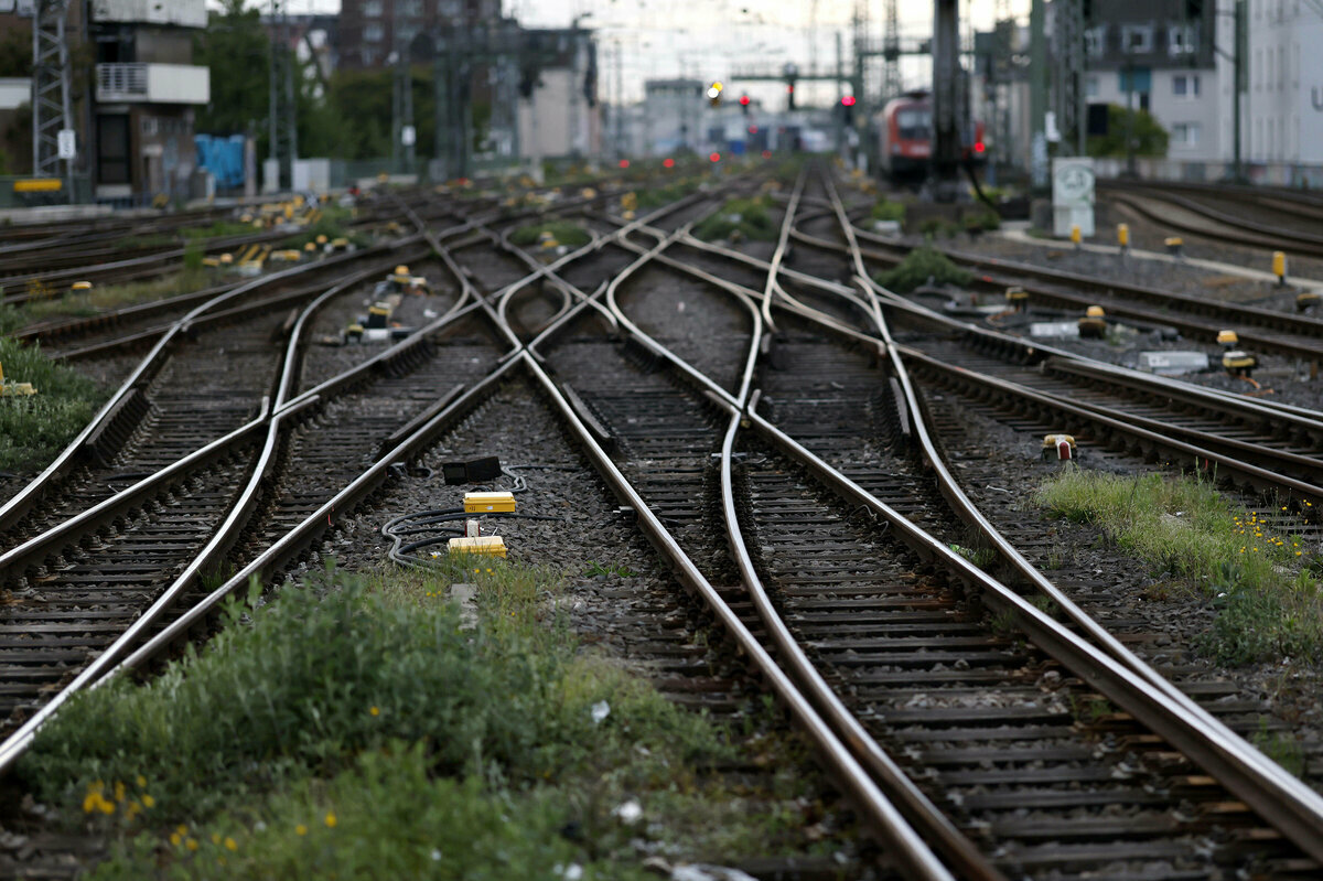 Ein Blick auf die Weichen und Gleise am Kölner Hauptbahnhof