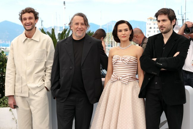 Aubry Dullin, Richard Linklater, Zoey Deutch and Guillaume Marbeck pose during the 'Nouvelle Vague' photocall at Cannes