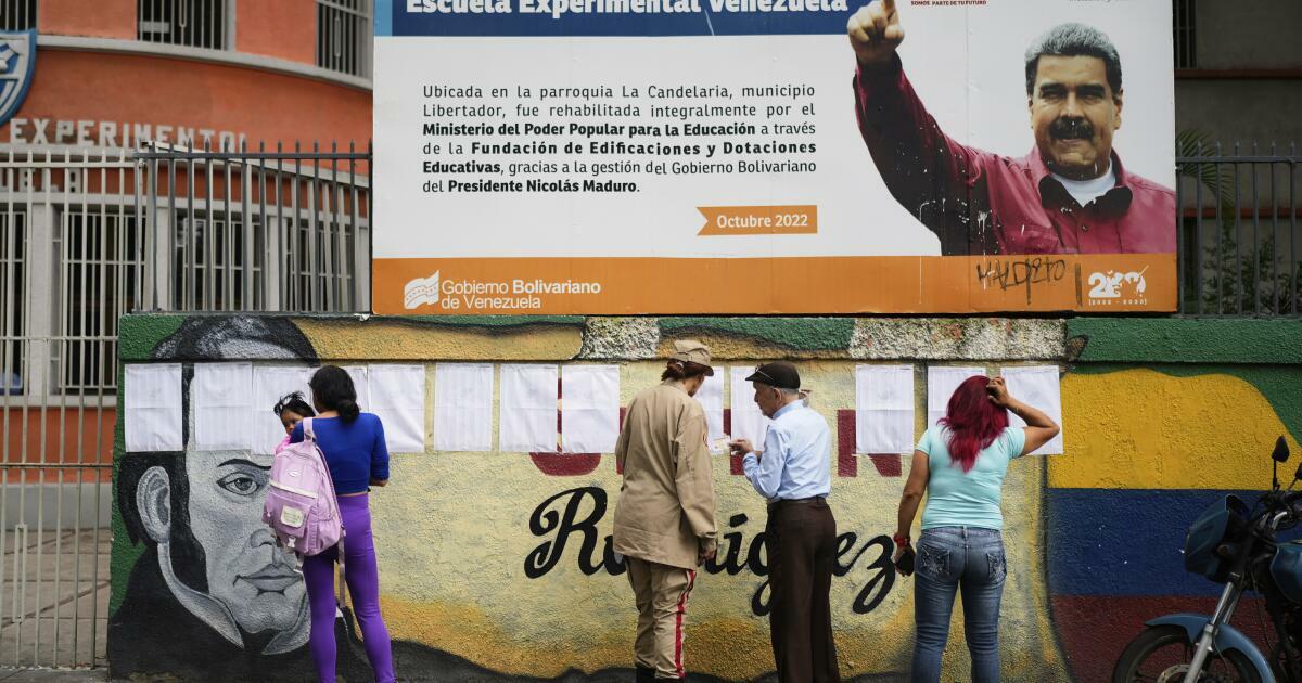 Votantes revisan listados en un centro de votación en las elecciones legislativas y de gobernadores en Caracas, Venezuela, el domingo 25 de mayo de 2025. (AP Foto/Ariana Cubillos)