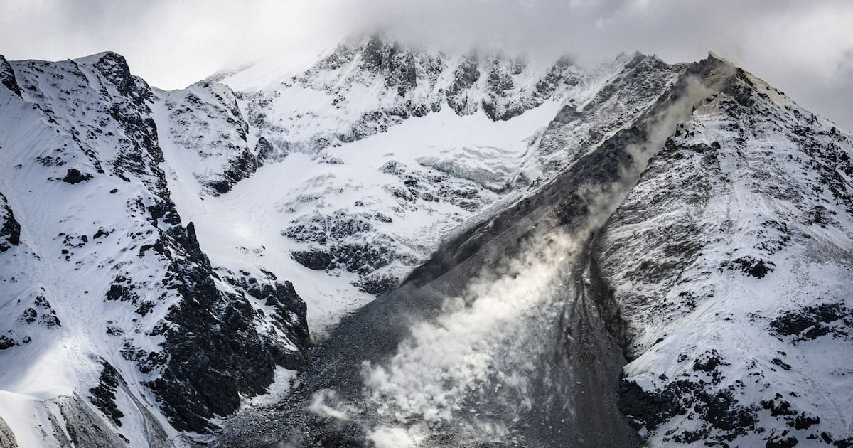 Steine eines Felssturzes vom Kleinen Nesthorn stürzen auf den Birchgletscher im Lötschental. 