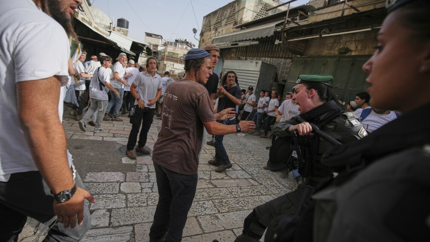 Israeli police scuffle with young Israelis marching through Jerusalem's Old City marking Jerusalem Day, an Israeli holiday celebrating the capture of east Jerusalem in the 1967 Middle East War, Monday, May 26, 2025. (AP Photo/Ohad Zwigenberg)