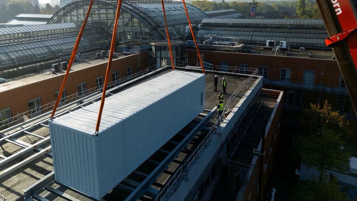 Ein 220 Tonnen schwerer Kran hievt die 25 Tonnen schwere Großwärmepumpe auf das Dach des Stadtzentrums Schenefeld. 