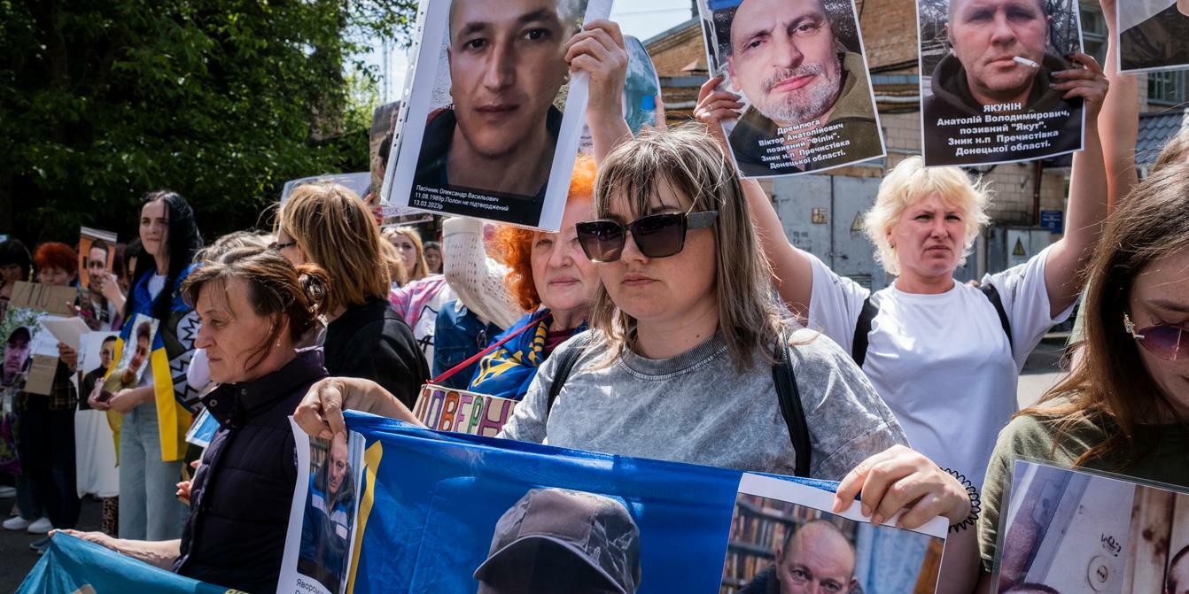 The released prisoners were approached by families of the missing, who hoped they might recognise their loved ones and provide news if possible. Near Chernihiv, Ukraine, on 23 May 2025. | VIRGINIE NGUYEN HOANG / HUMA FOR LE MONDE