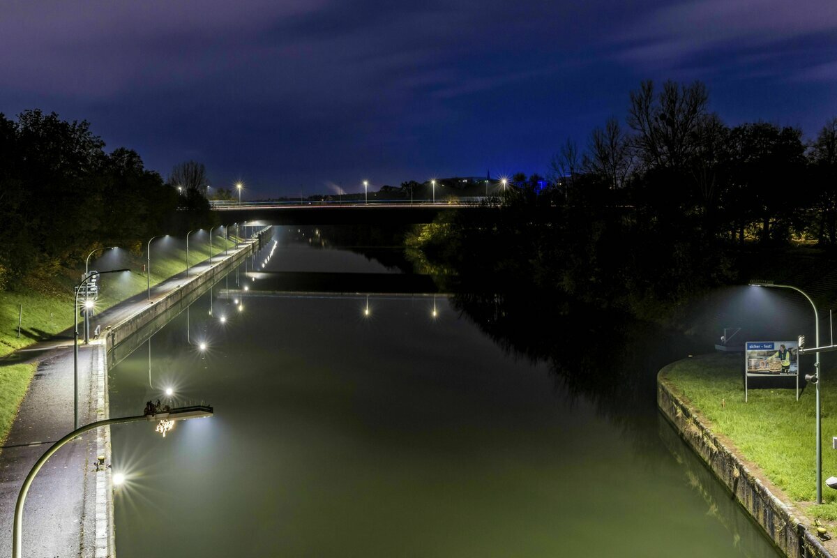 Beleuchteter Gehweg in der Nacht am Main-Donau-Kanal