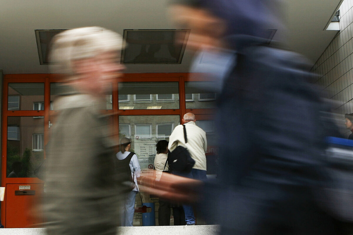 Mehrere Besucher in einer Filiale der Arbeitsagentur in Berlin. Mehrere Besucher in einer Filiale der Arbeitsagentur in Berlin.