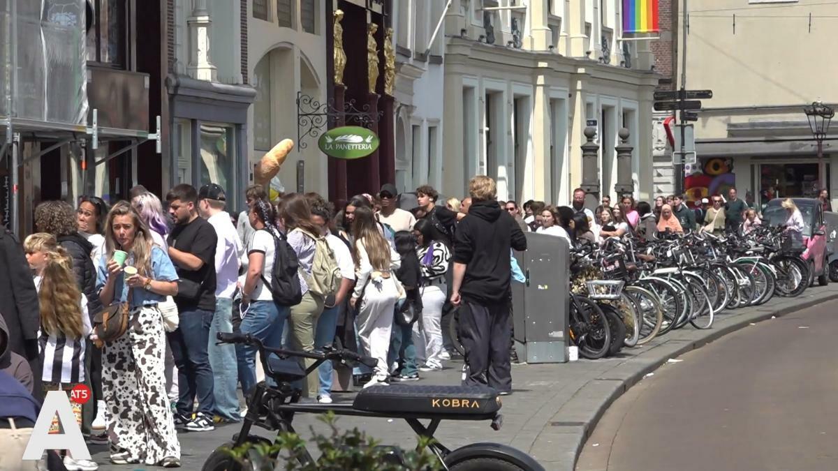 Tot wel zes uur in de rij voor een poppetje: "Iedereen wil ze hebben"
