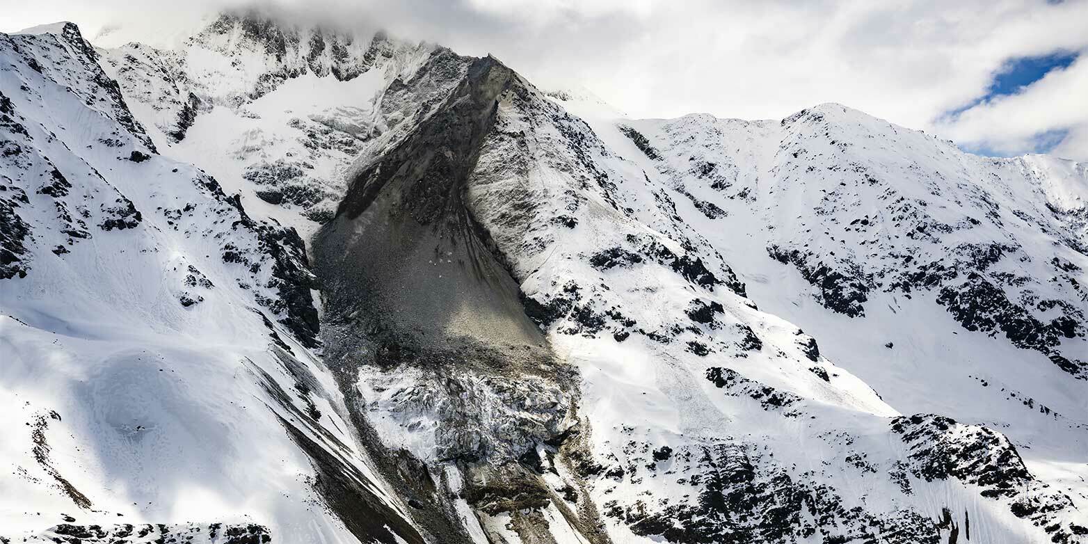 Ein Foto zeigt wie fünf Tage vor dem Gletscherabbruch Steine vom Kleinen Nesthorn auf den Birchgletscher fallen.