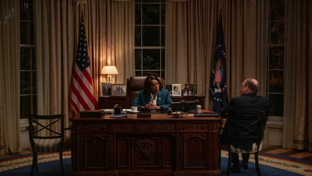 ZERO DAY. (L to R) Angela Bassett as President Mitchell and Bill Camp as CIA Director Lasch in Episode 102 of Zero Day. Cr. JOJO WHILDEN/Netflix © 2023