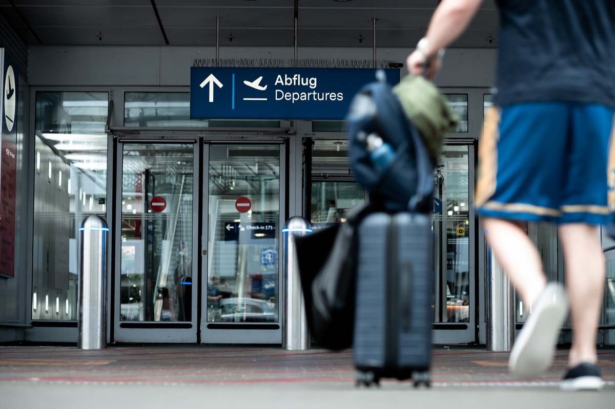 Arbeitslose am Flughafen Düsseldorf – irre, was sie vor dem Zoll verstecken