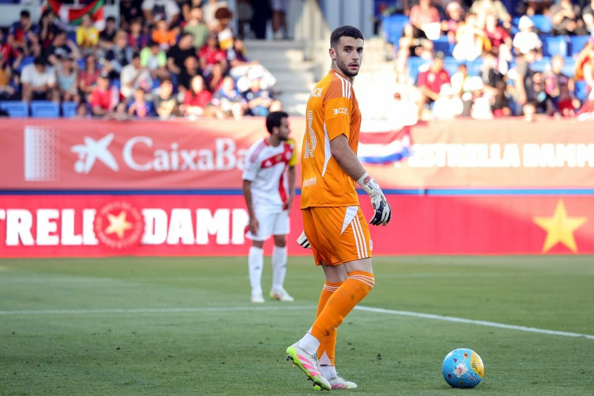 Joan García Joins Barcelona from Espanyol in €25 Million Transfer Deal