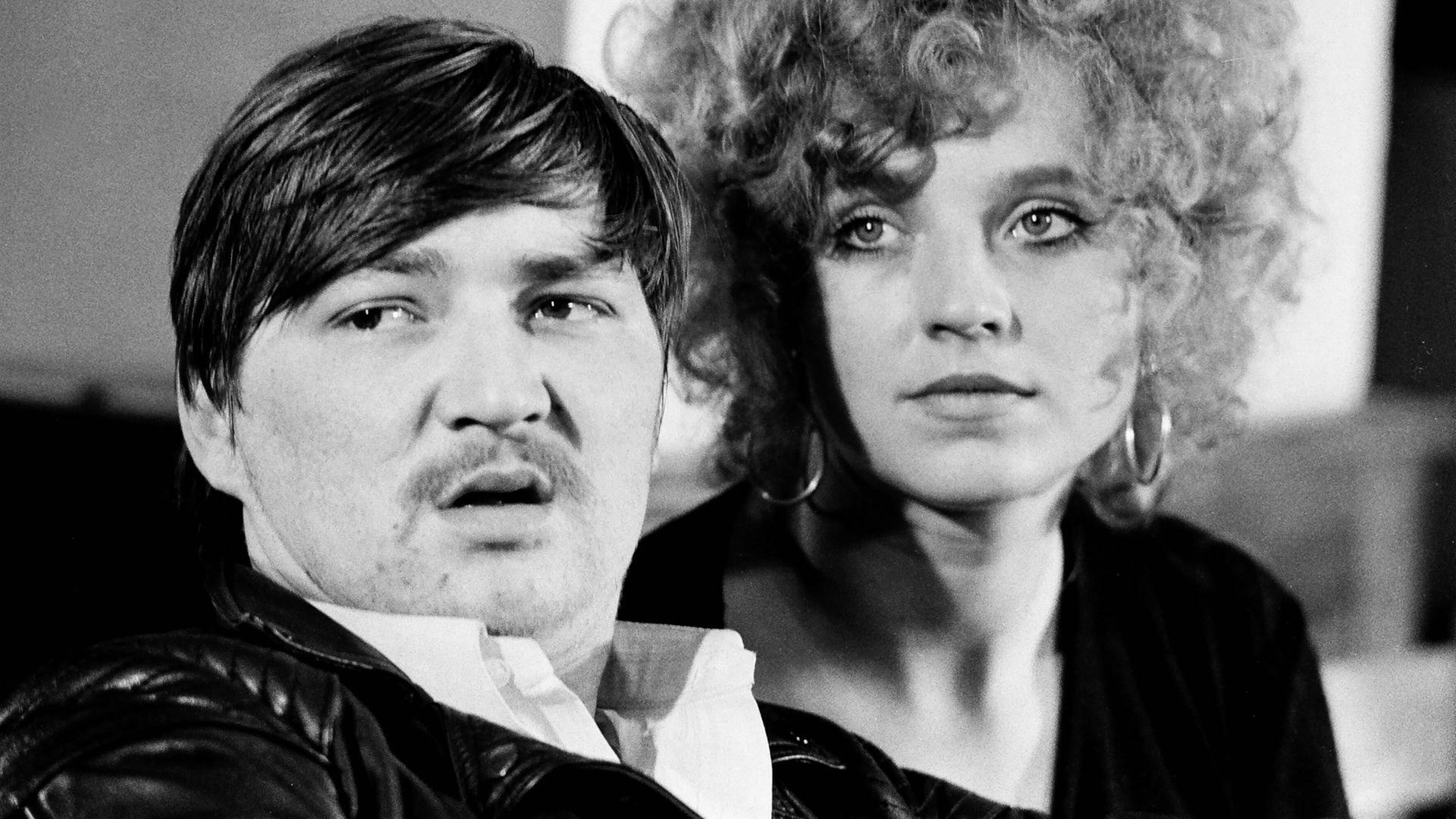 Schwarz-Weiß-Aufnahme von Hanna Schygulla und Rainer Werner Fassbinder. Schwarz-Weiß-Aufnahme von Hanna Schygulla und Rainer Werner Fassbinder.
