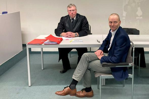 Kai Borrmann sitzt in einem Gerichtssaal Kai Borrmann sitzt in einem Gerichtssaal