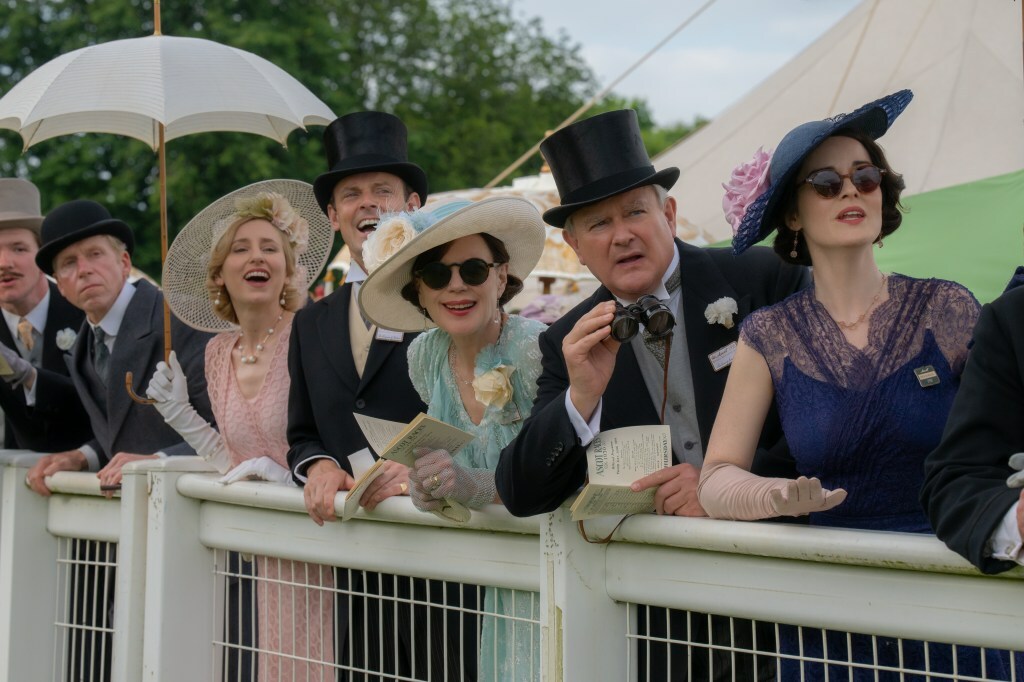 Laura Carmichael, Harry Hadden-Paton, Elizabeth McGovern Hugh Bonneville and Michelle Dockery in the movie Downton Abbey: The Grand Finale.