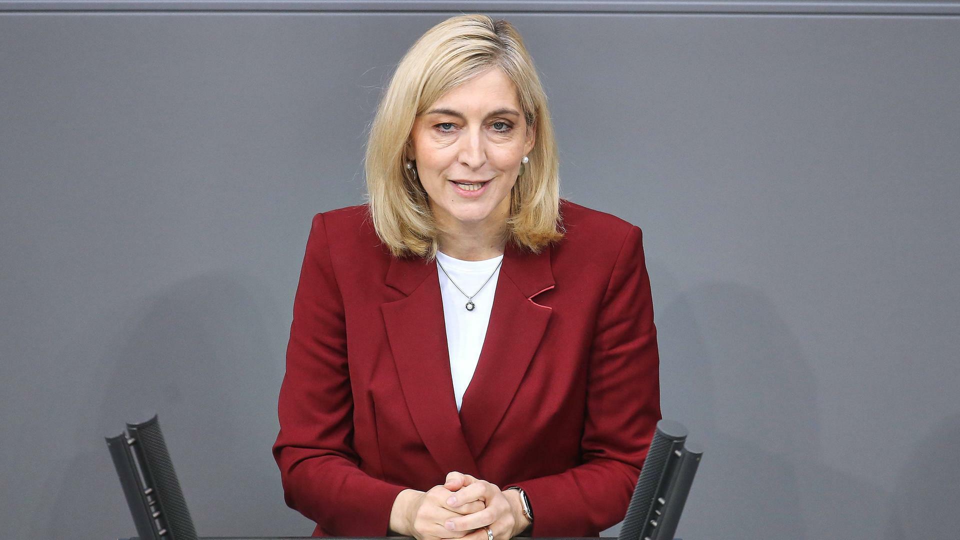 Gesundheitsministerin Nina Warken spricht am Rednerpult des Bundestags.