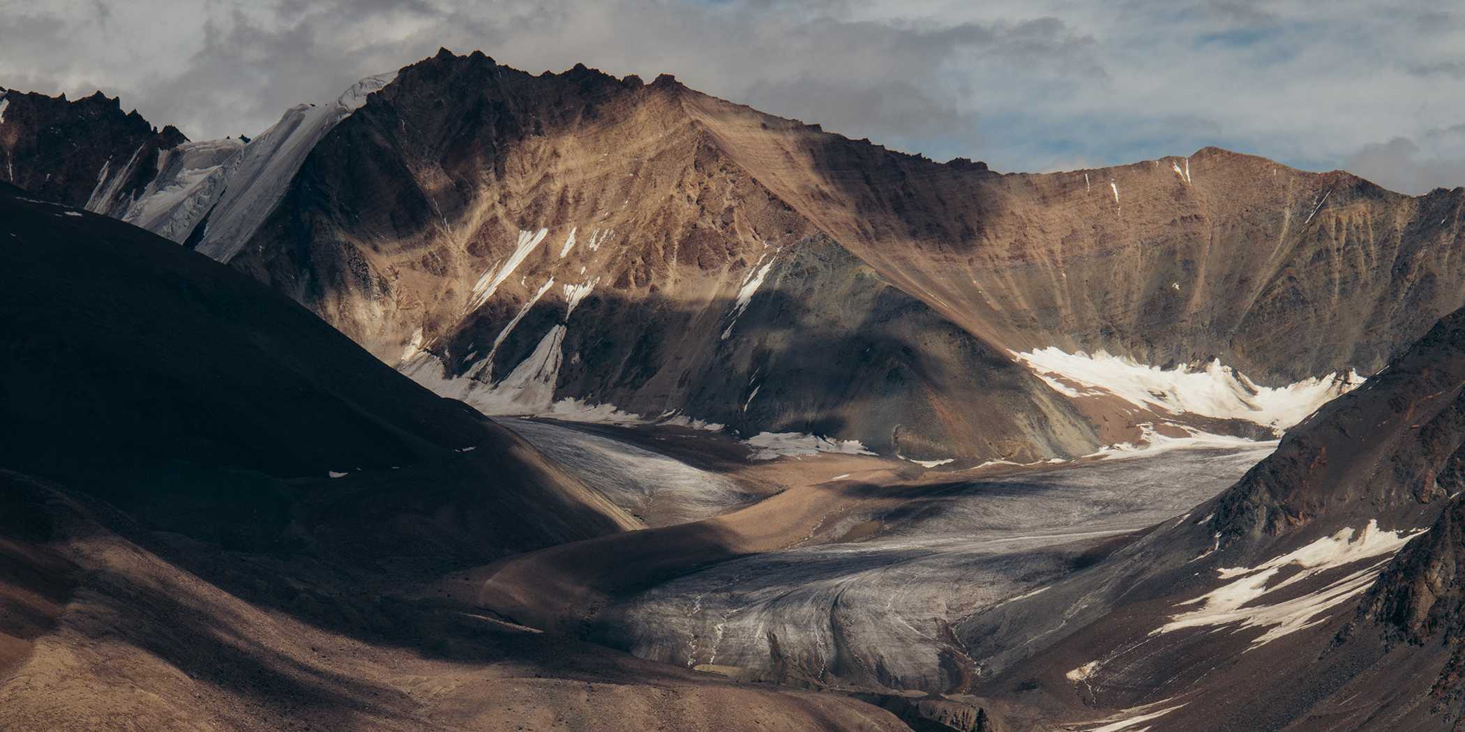 Dieses Bild zeigt der Chandran Gletscher in Indien