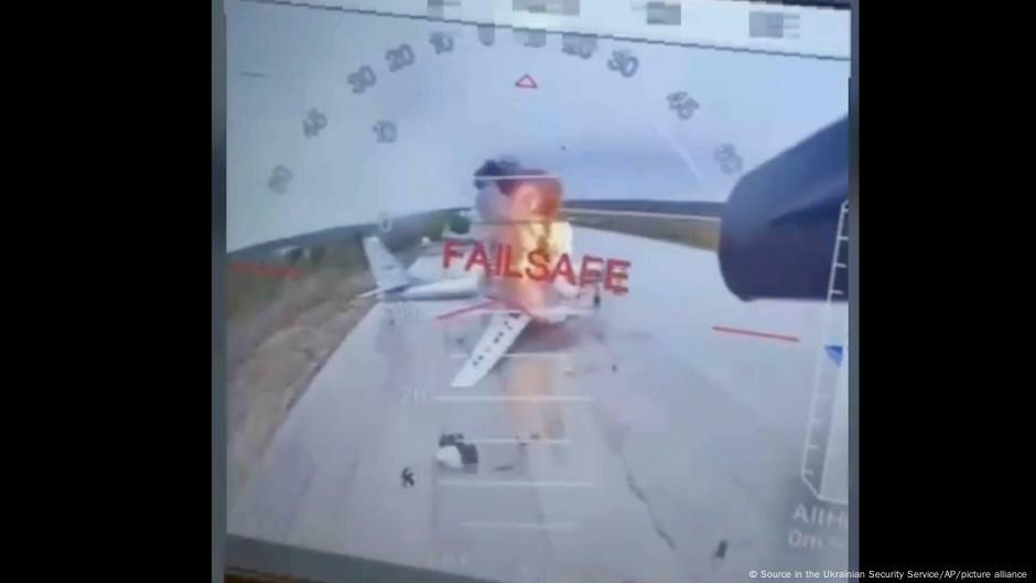 Aufnahme eines ukrainischen Drohnenangriffs auf ein russisches Flugzeug auf einem Flugplatz