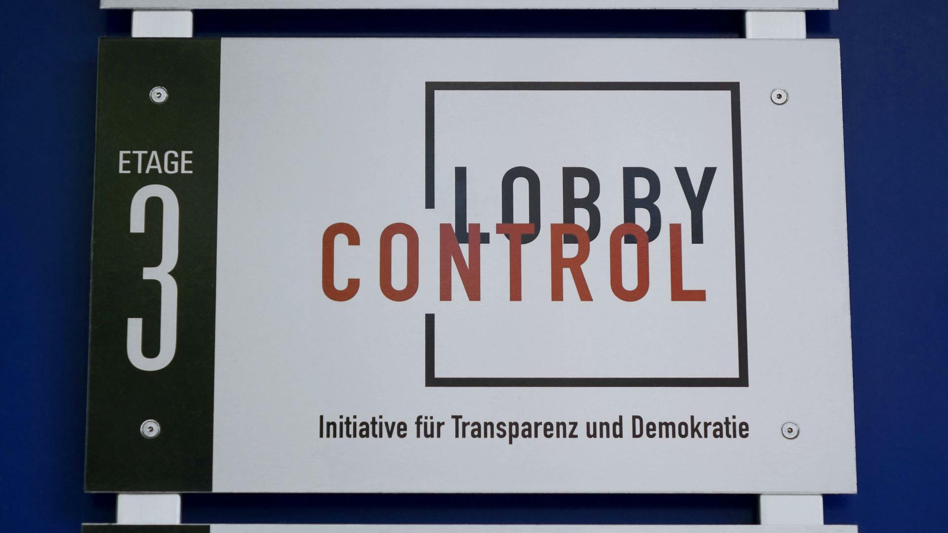 Das Logo von LobbyControl Köln ist im Eingangsbereich befestigt. 