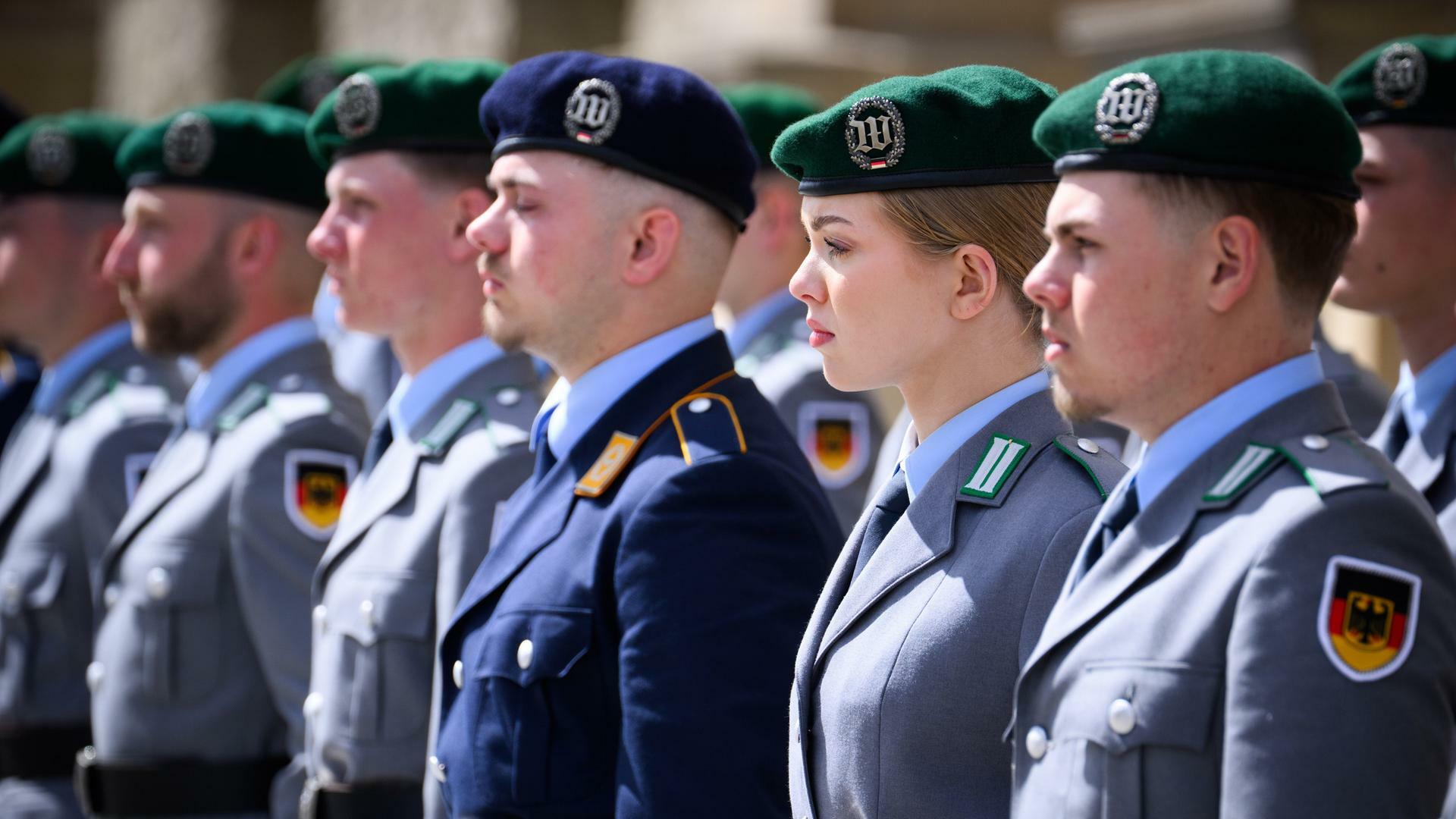 Rekrutinnen und Rekruten der Bundeswehr stehen beim öffentlichen Gelöbnis von Berliner Soldatinnen und Soldaten vor dem Abgeordnetenhaus von Berlin. 