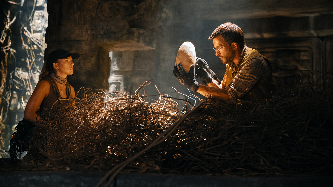 L to R: Scarlett Johansson as skilled covert operations expert Zora Bennett and Jonathan Bailey as paleontologist Dr. Henry Loomis in Jurassic World Rebirth